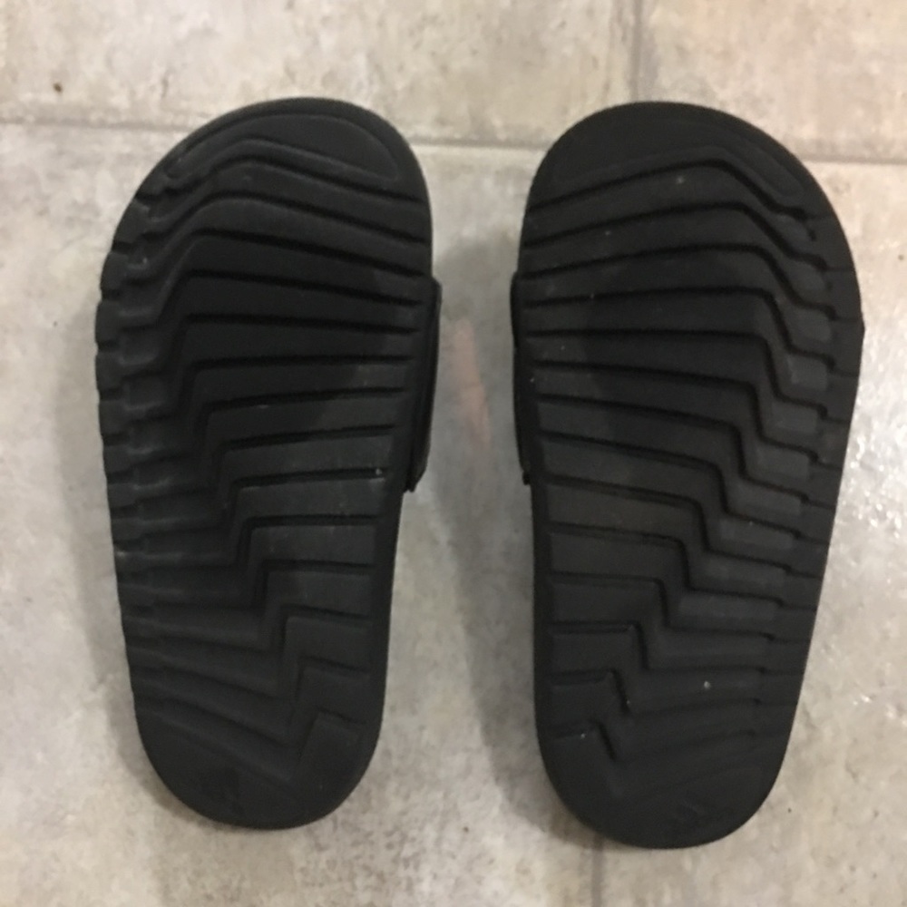 🧩Kids Adidas Slides Size 1🧩 - Picture 3 of 7